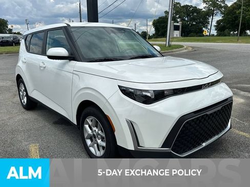 Used 2025 Kia Soul LX w/ LX Technology Package FWD image 3