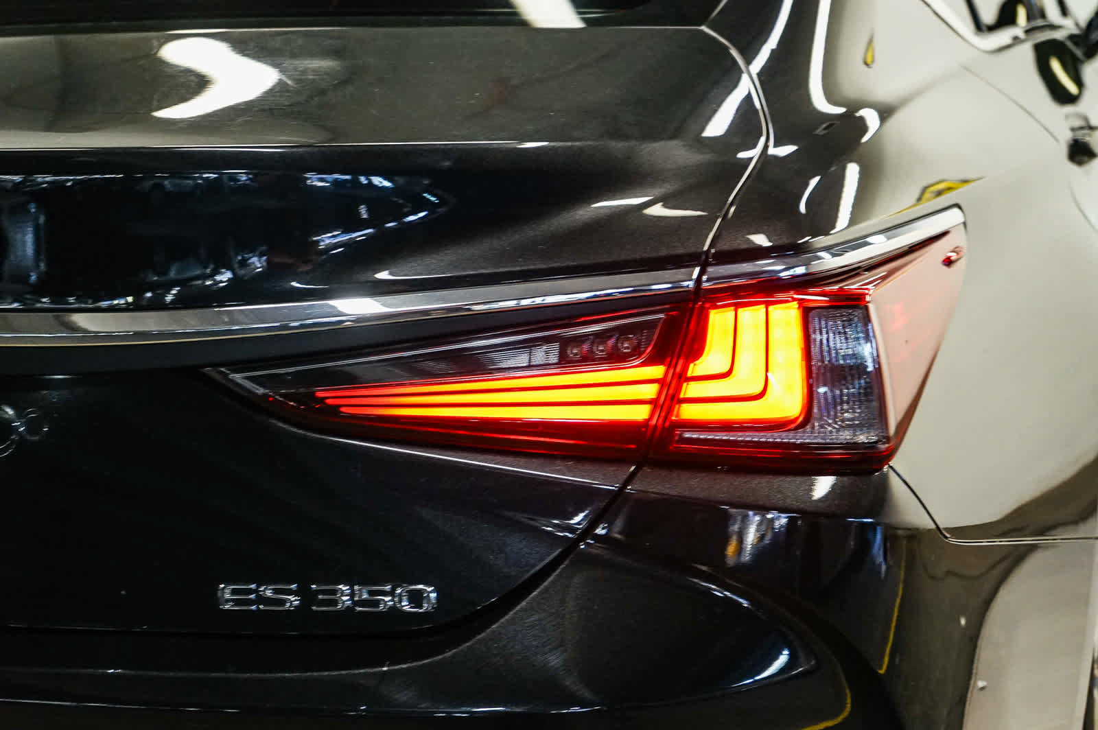 Used 2024 Lexus ES 350 w/ Accessory Package (Z2) FWD image 11