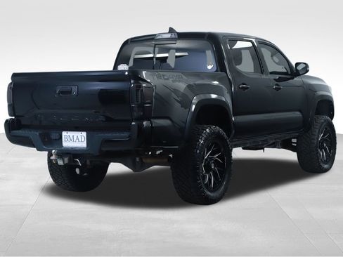 Used 2017 Toyota Tacoma TRD Sport w/ Tow Package (A/T) image 11