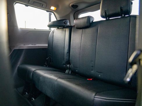 Used 2020 Toyota Sienna SE AWD/4WD image 19