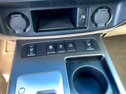 Used 2011 Nissan Armada Platinum image 25