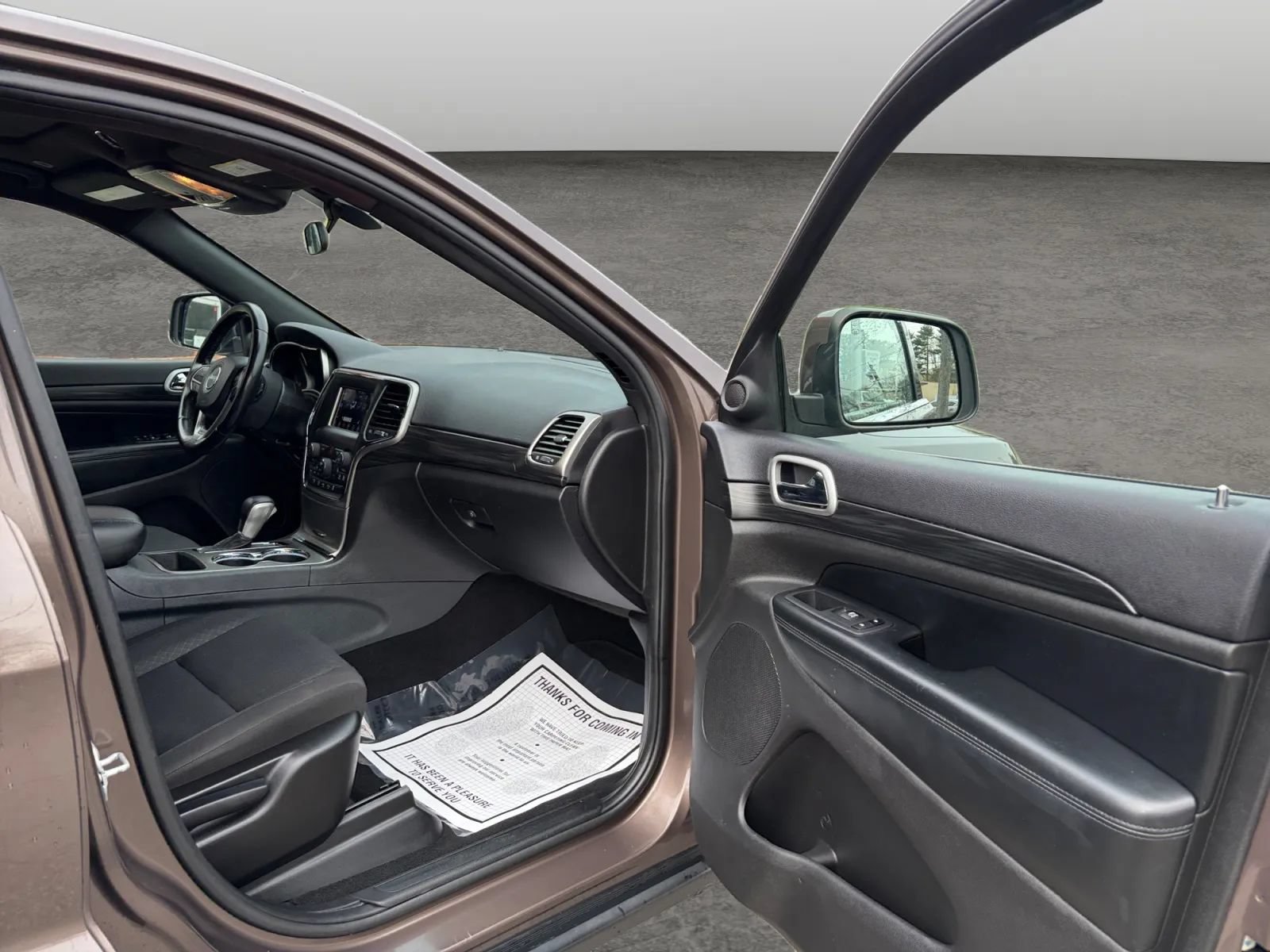 Used 2019 Jeep Grand Cherokee Laredo AWD/4WD image 19