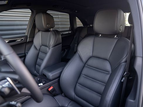 Certified 2026 Porsche Macan AWD/4WD image 5