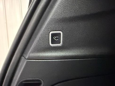 Used 2025 Chrysler Pacifica Limited AWD/4WD image 24