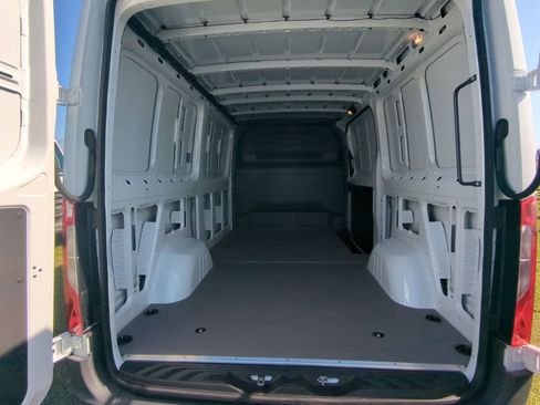 Used 2025 Mercedes-Benz Sprinter 2500 image 23