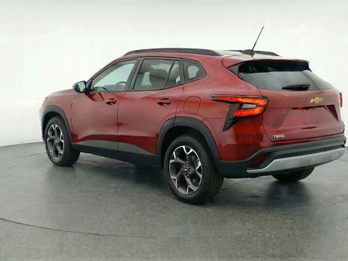 Used 2025 Chevrolet Trax LT image 6