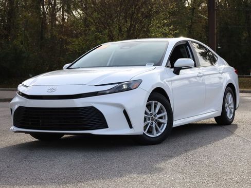 Used 2025 Toyota Camry LE image 1