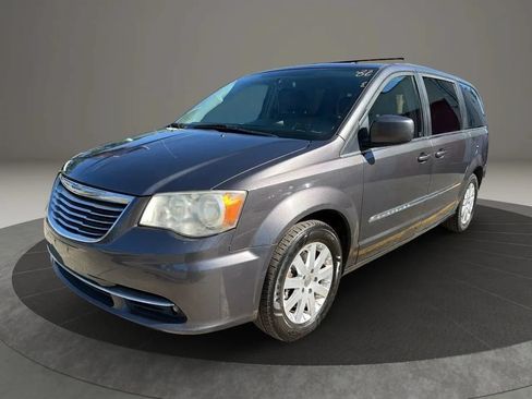 Used 2015 Chrysler Town & Country Touring FWD image 1