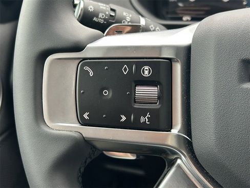 Used 2025 Land Rover Discovery S image 43