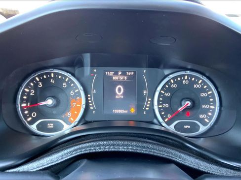 Used 2016 Jeep Renegade Latitude FWD image 26