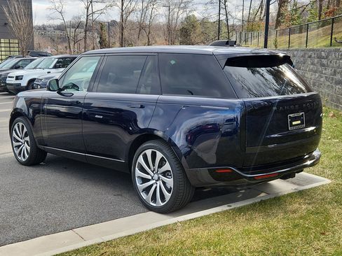 Used 2023 Land Rover Range Rover Long Wheelbase SE image 12