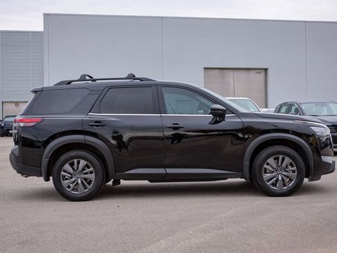 Used 2023 Nissan Pathfinder SV w/ Black Appearance Package image 4