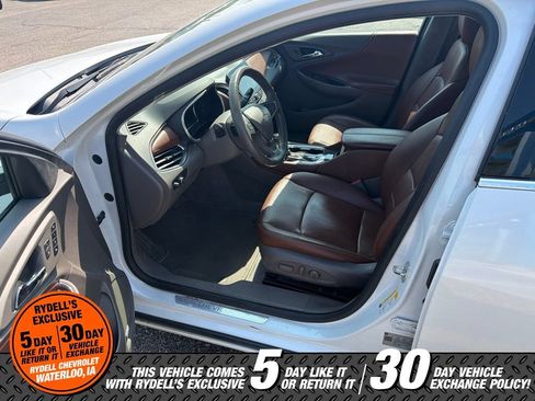 Used 2018 Chevrolet Malibu Premier w/ Premier Sun and Wheel Package FWD image 5