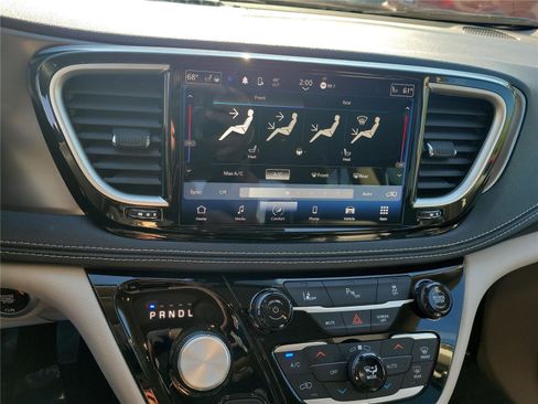 Used 2023 Chrysler Pacifica Touring-L FWD image 26