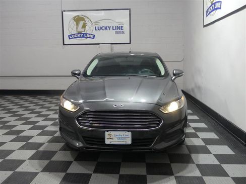 Used 2016 Ford Fusion SE image 2