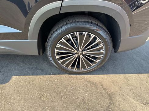 New 2025 Volkswagen Taos SE image 7