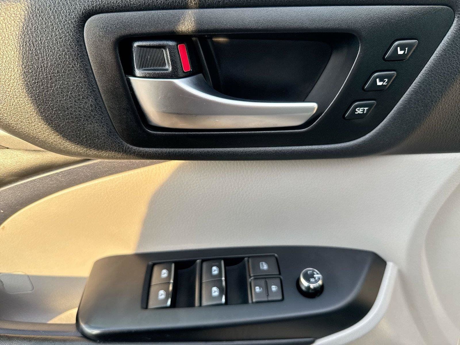 Used 2019 Toyota Highlander Limited Platinum FWD image 5