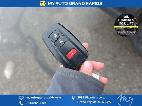 Used 2021 Toyota RAV4 XLE image 33