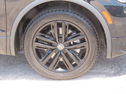 Used 2022 Volkswagen Tiguan SE R-Line AWD/4WD image 9