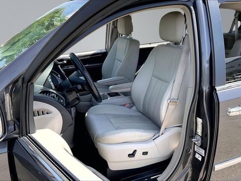 Used 2016 Chrysler Town & Country Touring-L w/ Driver Convenience Group FWD image 26