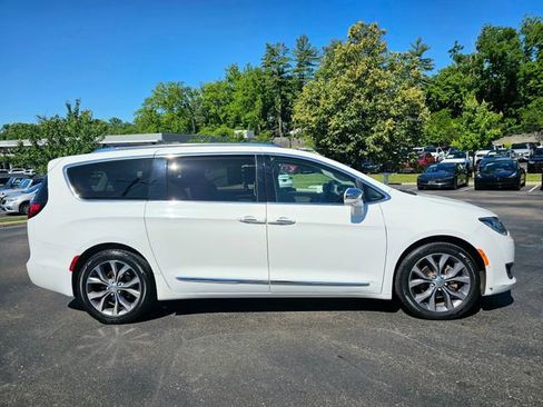 Used 2020 Chrysler Pacifica Limited w/ Tire & Wheel Group FWD image 9
