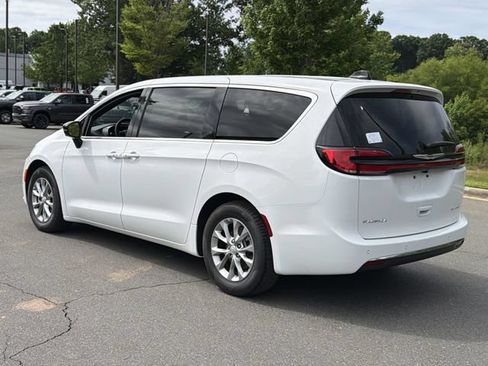 New 2026 Chrysler Pacifica Limited FWD image 11