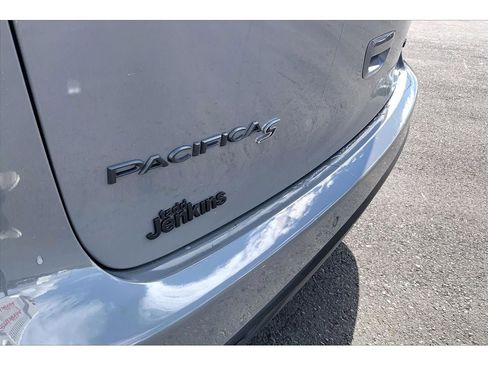 Used 2025 Chrysler Pacifica Limited FWD image 9