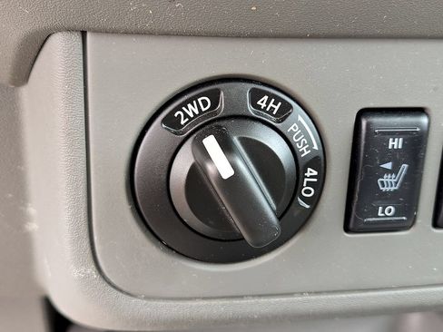 Used 2016 Nissan Frontier SL w/ Moonroof Package AWD/4WD image 25