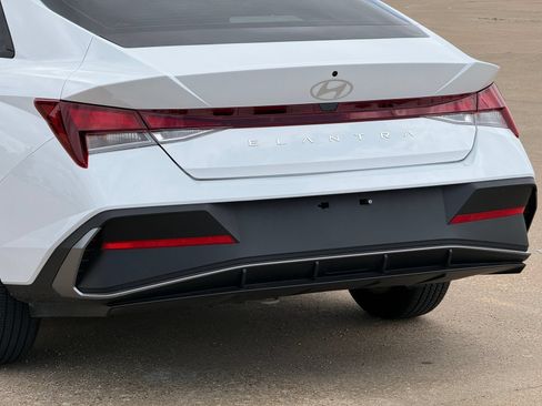 Certified 2025 Hyundai Elantra SE FWD image 6