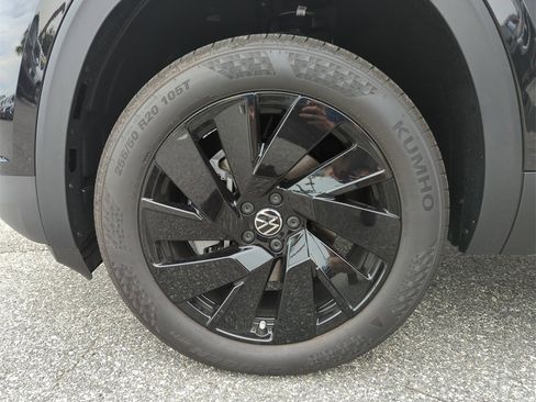 New 2025 Volkswagen Atlas SE image 44