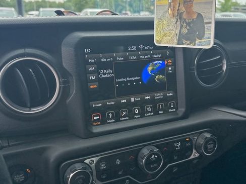 Used 2018 Jeep Wrangler Unlimited Sahara AWD/4WD image 5