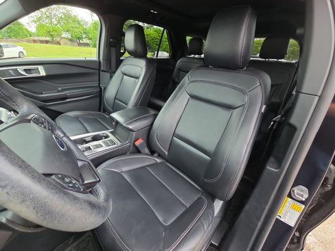 Used 2020 Ford Explorer XLT w/ Equipment Group 202A image 11