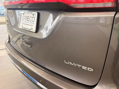 Used 2023 Chrysler Pacifica Limited image 11