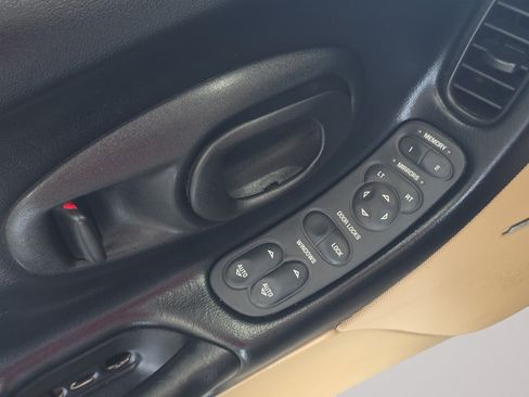 Used 2000 Chevrolet Corvette Coupe w/ Memory Pkg RWD image 11