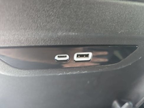 Used 2024 Chrysler Pacifica Limited FWD image 24