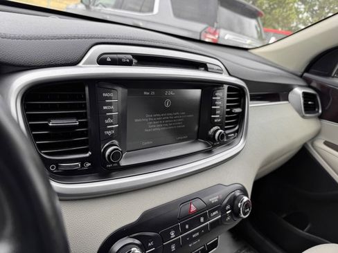 Used 2017 Kia Sorento LX w/ LX Convenience Package image 13