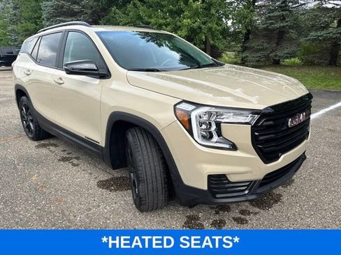Used 2023 GMC Terrain SLE w/ Driver Convenience Package FWD image 2