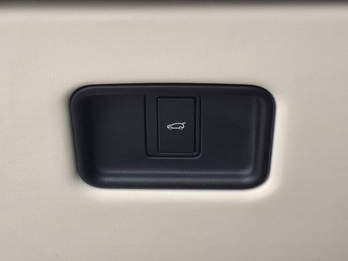 Used 2024 Land Rover Range Rover Long Wheelbase SE image 18