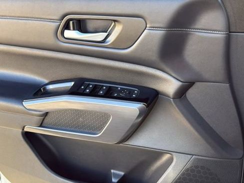 Used 2024 Nissan Pathfinder SL image 28