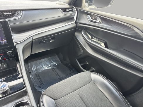 Used 2025 Jeep Grand Cherokee Altitude image 16