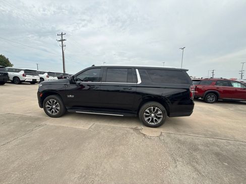 Used 2023 Chevrolet Suburban LT w/ Luxury Package AWD/4WD image 3