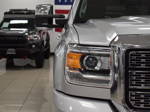 Used 2019 GMC Sierra 2500 Denali w/ Duramax Plus Package image 8