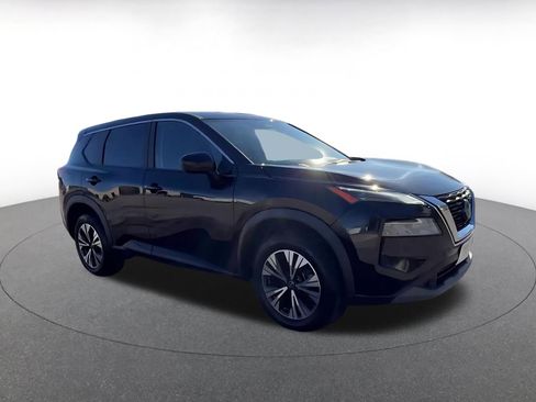 Used 2023 Nissan Rogue SV image 2