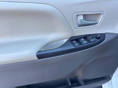 Used 2017 Toyota Sienna LE image 12