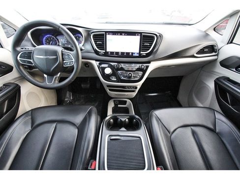 Used 2023 Chrysler Pacifica Touring-L FWD image 9