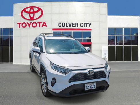 Used 2019 Toyota RAV4 XLE Premium w/ Carpet Mat Package FWD image 1