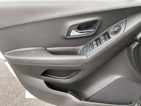 Used 2019 Chevrolet Trax LS image 19