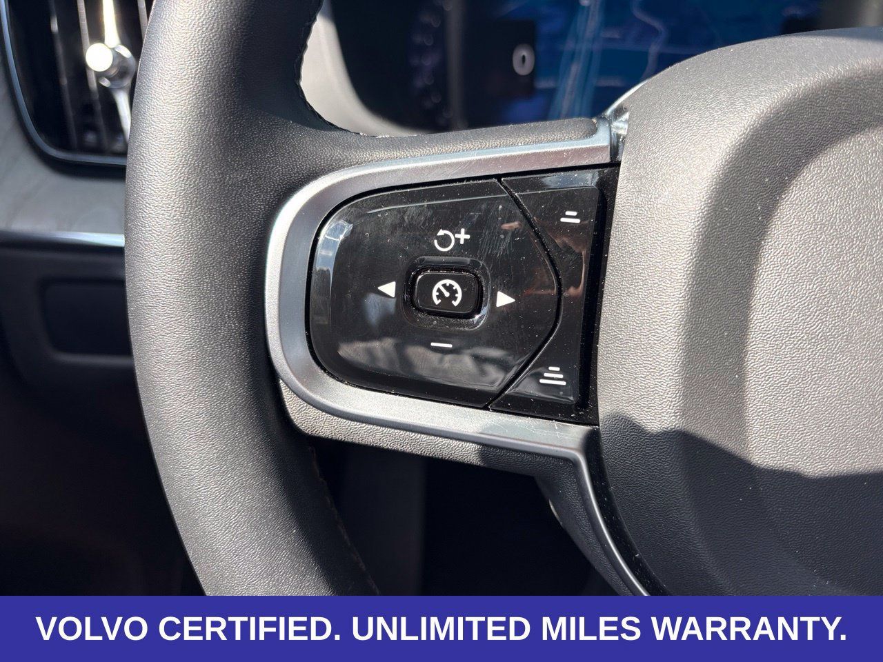 Used 2025 Volvo XC60 B5 Plus AWD/4WD image 23