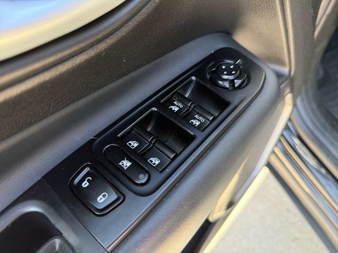 Used 2023 Jeep Renegade Latitude AWD/4WD image 13