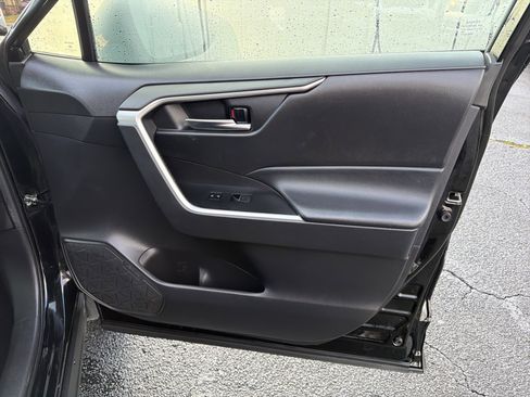 Used 2022 Toyota RAV4 XLE Premium image 14